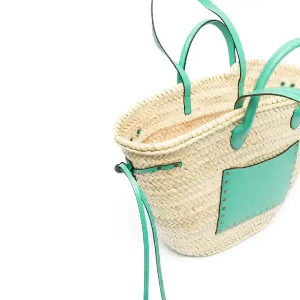 Chic Handwoven Beach Basket – Natural Palm Leaf Tote
