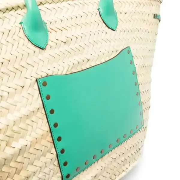 Chic Handwoven Beach Basket – Natural Palm Leaf Tote