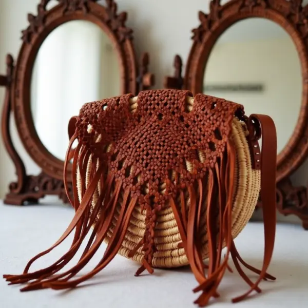 Handmade Circle Straw Bag with Leather Fringe – Boho Crossbody Purse (21 × 21 × 8 cm)