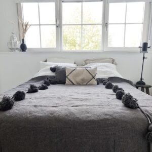 pom-pom-deken-taupe-5-2