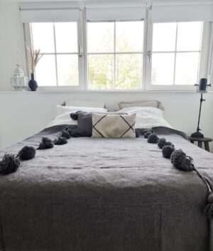 pom-pom-deken-taupe-5-2