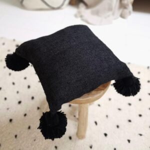 pom-pom-kussen-vierkant-zwart