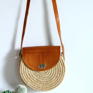 Round Raffia Chestnut Crossbody – Handmade Natural Raffia Circle bag