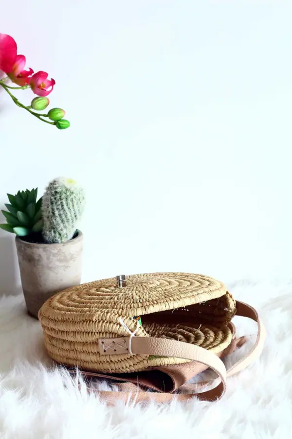 Round Raffia Camel Crossbody – Handmade Natural Raffia Circle
