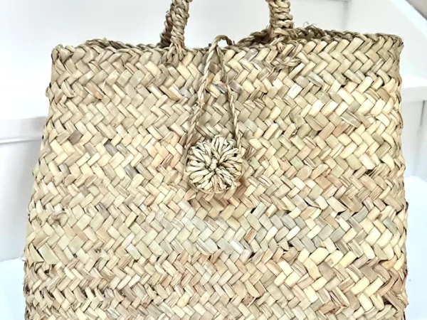 0344c9282e852c202940782ac7ea57abdffe4f36013b1e454e6d3bc26c7d703f-1-1.webp Handwoven Palm Leaf Handbag – Moroccan Artisan Tote for Everyday Use