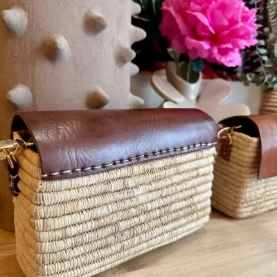 07990baeff4fb78656274f2f65069707fa018a00744c3f941773b66b3272852c-1.webp Handmade Raffia & Leather Bag – Elegant Moroccan Handcrafted Purse
