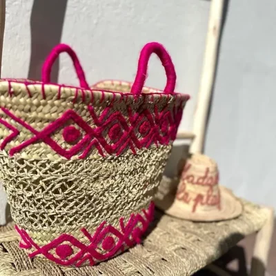0aff8e7be4757733cc96bb79fc002b31596af3e6894240fe4944a90f4871dfc8-1.webp Embroidered Palm Fiber Basket β Handwoven Moroccan Tote with Wool Embroidery