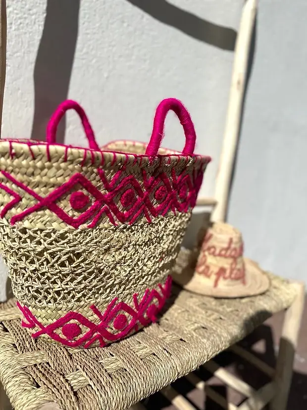 0aff8e7be4757733cc96bb79fc002b31596af3e6894240fe4944a90f4871dfc8-1.webp Embroidered Palm Fiber Basket β Handwoven Moroccan Tote with Wool Embroidery