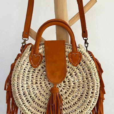 0c67d787ad38f889bc32522dd252a71bb471b5a455310b72a0a48383f9a50bcd-1.webp XL Round Suede Basket – Apricot | Handcrafted Moroccan Tote