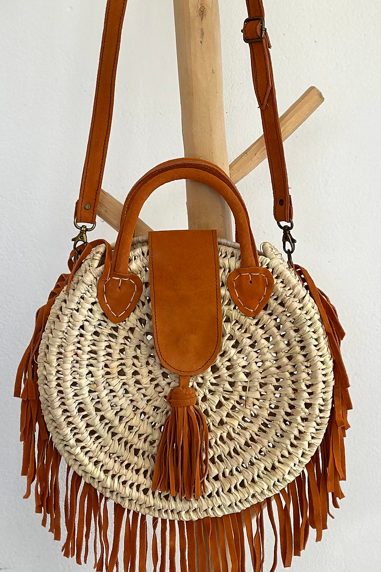 0c67d787ad38f889bc32522dd252a71bb471b5a455310b72a0a48383f9a50bcd-1.webp XL Round Suede Basket – Apricot | Handcrafted Moroccan Tote