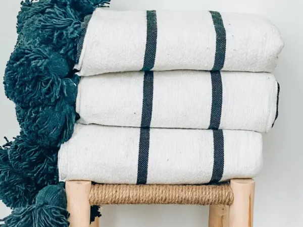 0e0b0d04e941676aec7e9d1648a17587fdb27835dedf3a986733f3fa0b6af493-1.webp Handwoven Moroccan PomPom Blanket – Luxurious Cotton Throw for Cozy & Boho Decor