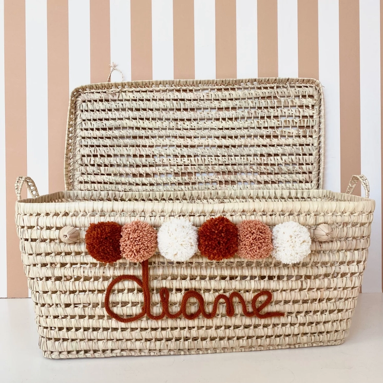 0e36025d881218eb580f0328b006c4f3904a87f14ab26808f0f538aff6218a93-1.webp Personalized Palm Leaf Chest with Tassels – Handwoven Moroccan Storage Trunk