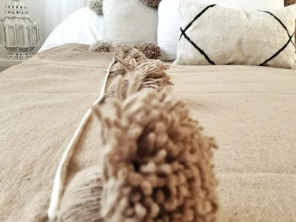 0ea55eeb1fac726d9f43df256192799eef752ccc27bd08e47cafc07bfca95c2e-1.webp Handwoven Moroccan PomPom Blanket – 100% Cotton Throw for Boho & Cozy Decor