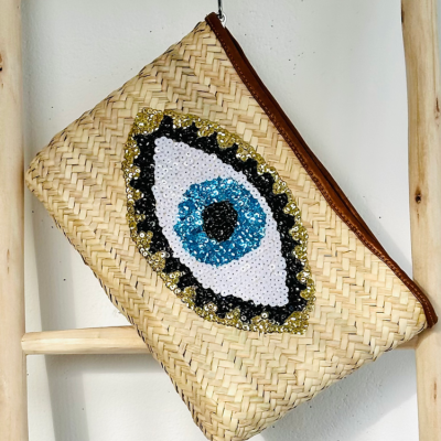 13b73c7b305ad840815c8fa83640080deb3551861e24149cf8e0be9dc0fc6825-2.webp Handwoven Straw Pouch β Boho Chic Clutch for Everyday Essentials