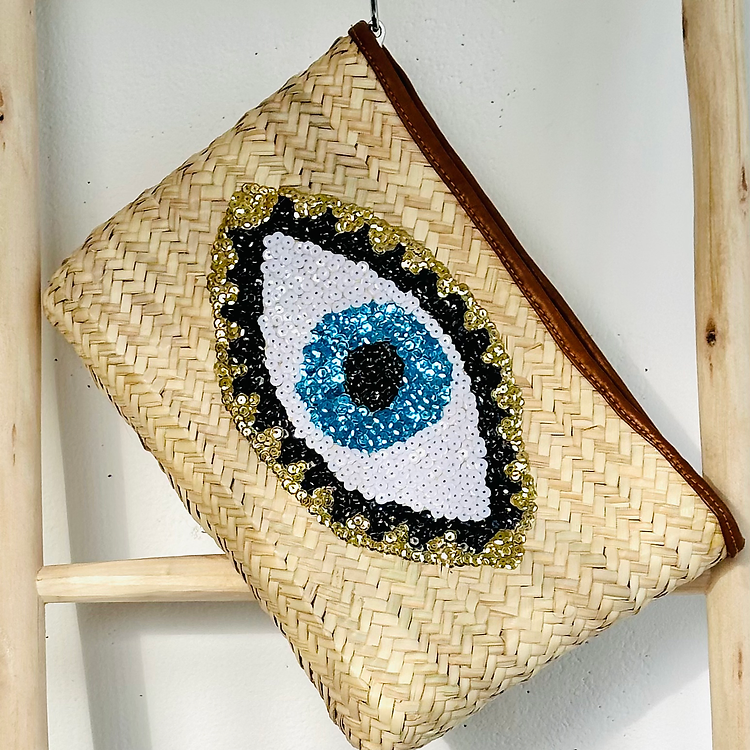 13b73c7b305ad840815c8fa83640080deb3551861e24149cf8e0be9dc0fc6825-2.webp Handwoven Straw Pouch β Boho Chic Clutch for Everyday Essentials