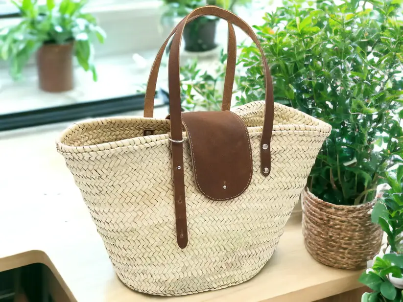 145e982e33afe095b61fb6555d3d24a482c7c1e1df622015b6c1fdd6248e9cff-1.webp French Straw Tote Bag – Handwoven Palm Leaf Basket with Tan Brown Leather Handles