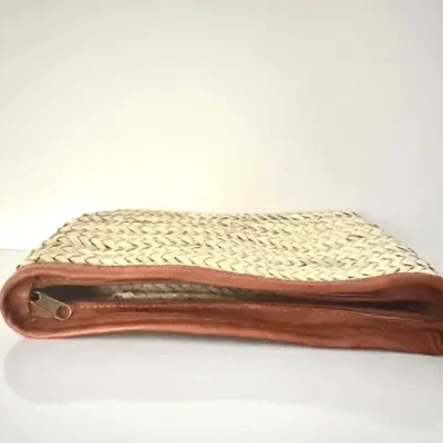 1ed2b0176a8a44ae854e38e40a5084602a133fcc937ddc7e9a9a206272ad8bcd-1.webp Handwoven Doum Palm & Leather Clutch β 28Γ20 cm | Moroccan Artisan Pouch