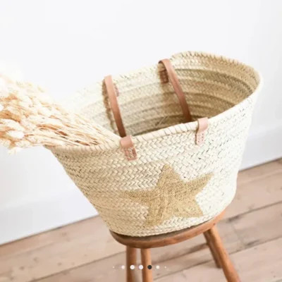 2606ee823bccaa8781715c0cd3bcf6089b8489e7716b45d354d3e583db63c96a-1.webp French Basket – Gold Star | Handwoven Palm Leaf Tote with Sequin Detail