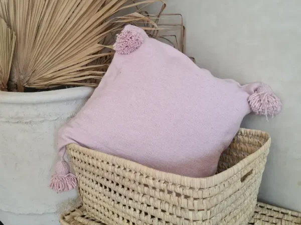2b69fda1678182a47163e22d41c518952c17d39a0ecceff02a5c1e25923ab93c-1.webp LIGHT PINK POMPOM CUSHION