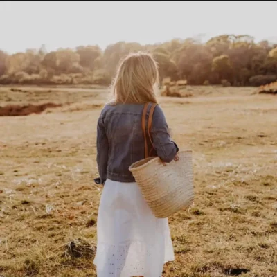 2c469d8d4da50cb6f8e3eb8b49d917e113116bd7a2471da0b76d4dbf912ad787-1.webp Emma French Style Basket – Handwoven Palm Leaf Tote with Leather Handles