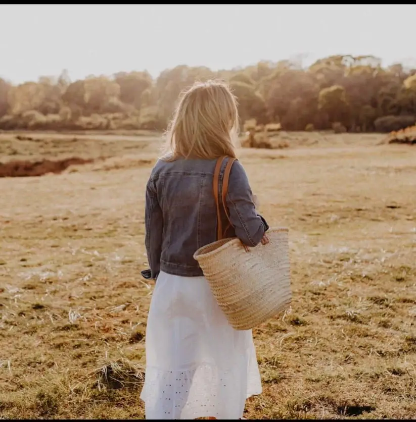 2c469d8d4da50cb6f8e3eb8b49d917e113116bd7a2471da0b76d4dbf912ad787-1.webp Emma French Style Basket – Handwoven Palm Leaf Tote with Leather Handles