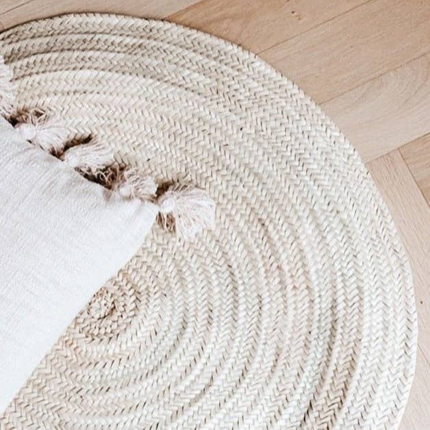 🌸🛏️ Round Braided Carpet in Palm Leaf