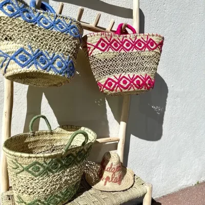43bdf4286e59513e5104f6963483a4525d3dd8d1678df91716f85896cb70ef4d-1.webp Embroidered Palm Fiber Basket β Handwoven Moroccan Tote with Wool Embroidery