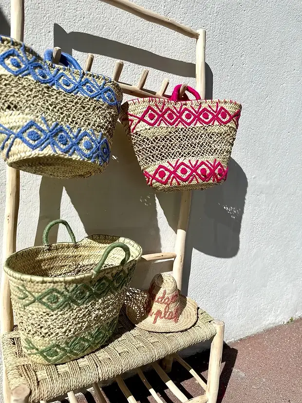 43bdf4286e59513e5104f6963483a4525d3dd8d1678df91716f85896cb70ef4d-1.webp Embroidered Palm Fiber Basket β Handwoven Moroccan Tote with Wool Embroidery