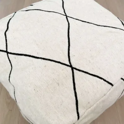 472fe6f5c7422519ca6f547c075b0594fc359a14d72af16c44344bd726598904-1.webp Black and white woollen bean bag