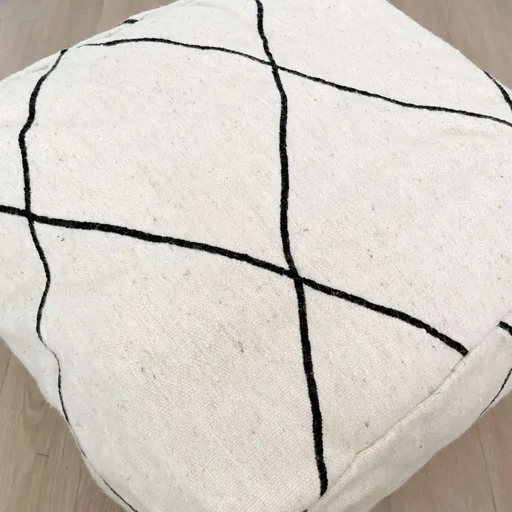472fe6f5c7422519ca6f547c075b0594fc359a14d72af16c44344bd726598904-1.webp Black and white woollen bean bag