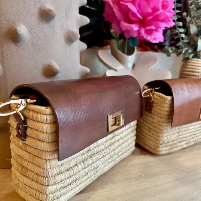 4b8de7587cd39f201d4bf4e260fdd7a187736251a7d06f3260527f94556d828d-2.webp Handmade Raffia & Leather Bag – Elegant Moroccan Handcrafted Purse