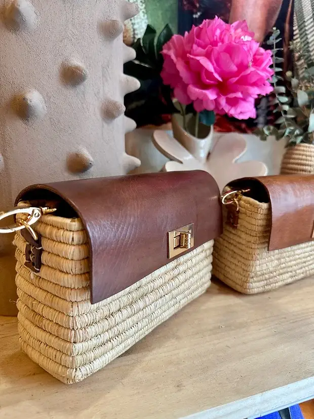4b8de7587cd39f201d4bf4e260fdd7a187736251a7d06f3260527f94556d828d-2.webp Handmade Raffia & Leather Bag – Elegant Moroccan Handcrafted Purse