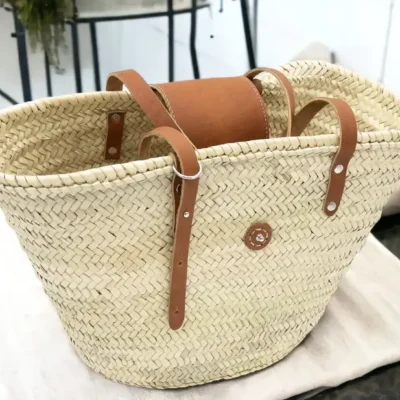 5638170dbf85ce9f00b2af88ae2047b08354f8d81dea235dd05791703a6c68b4-1.webp French Straw Tote Bag – Handwoven Palm Leaf Basket with Tan Brown Leather Handles