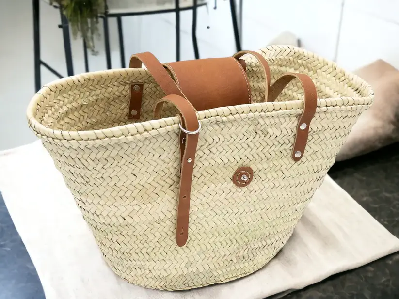 5638170dbf85ce9f00b2af88ae2047b08354f8d81dea235dd05791703a6c68b4-1.webp French Straw Tote Bag – Handwoven Palm Leaf Basket with Tan Brown Leather Handles