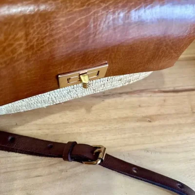 586759e085240ad6f50c0de8768e507958fa7d66f2c13e06a2c259f2064cd655-2.webp Handmade Raffia & Leather Bag – Elegant Moroccan Handcrafted Purse