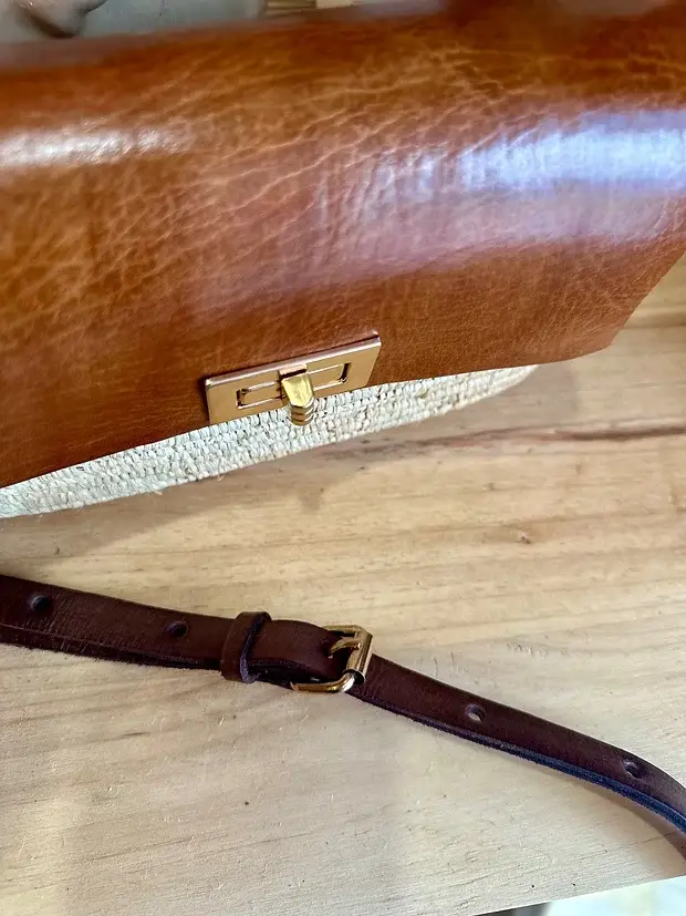 586759e085240ad6f50c0de8768e507958fa7d66f2c13e06a2c259f2064cd655-2.webp Handmade Raffia & Leather Bag – Elegant Moroccan Handcrafted Purse