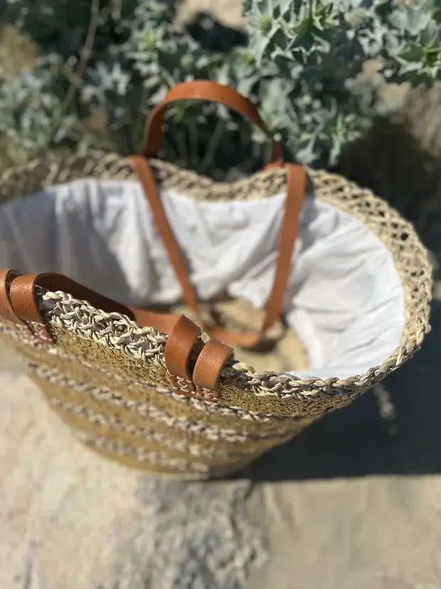 638d3b58f89b6e27b09ceef583446bc34a54356d6562308b9a4056894fb1d08e-1.webp Sequin Basket – Handwoven Doum Palm Fiber Tote with Leather Handles & Drawstring Closure