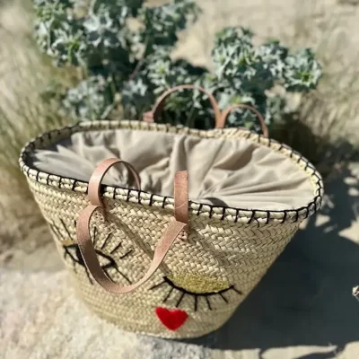 6984a5621d475419948d568b5d341c2766f266a72c5bd03fe8d556366d6353b9-1.webp Wink Basket – Handwoven Palm Fiber Tote with Wool & Sequin Embroidery