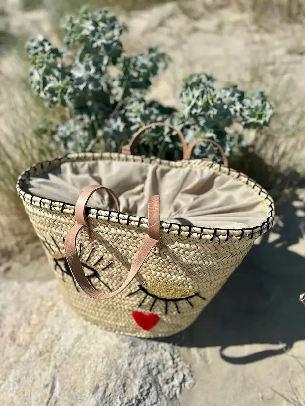 6984a5621d475419948d568b5d341c2766f266a72c5bd03fe8d556366d6353b9-1.webp Wink Basket – Handwoven Palm Fiber Tote with Wool & Sequin Embroidery