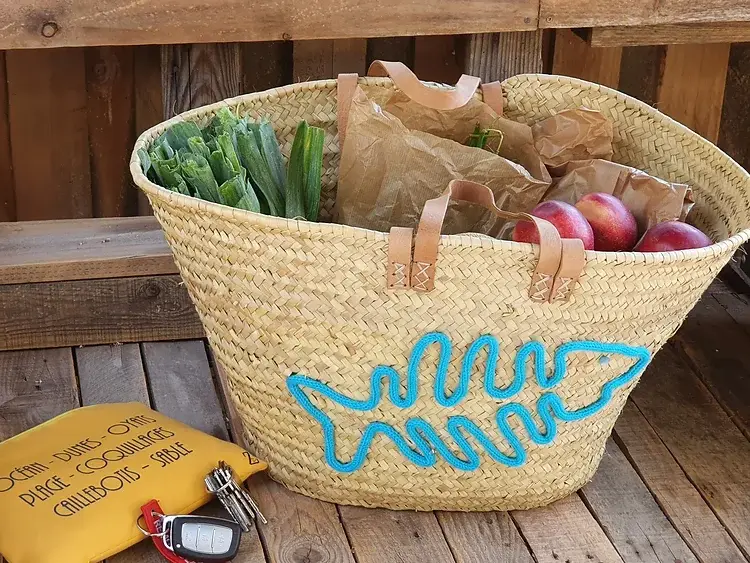 69d4676b34c8fd6745f7362dfec9bd76e0932c7f469955453e4307e59bb605a3-1.webp XL Turquoise Basket – Handwoven Palm Tote with Leather Handles & Embroidery