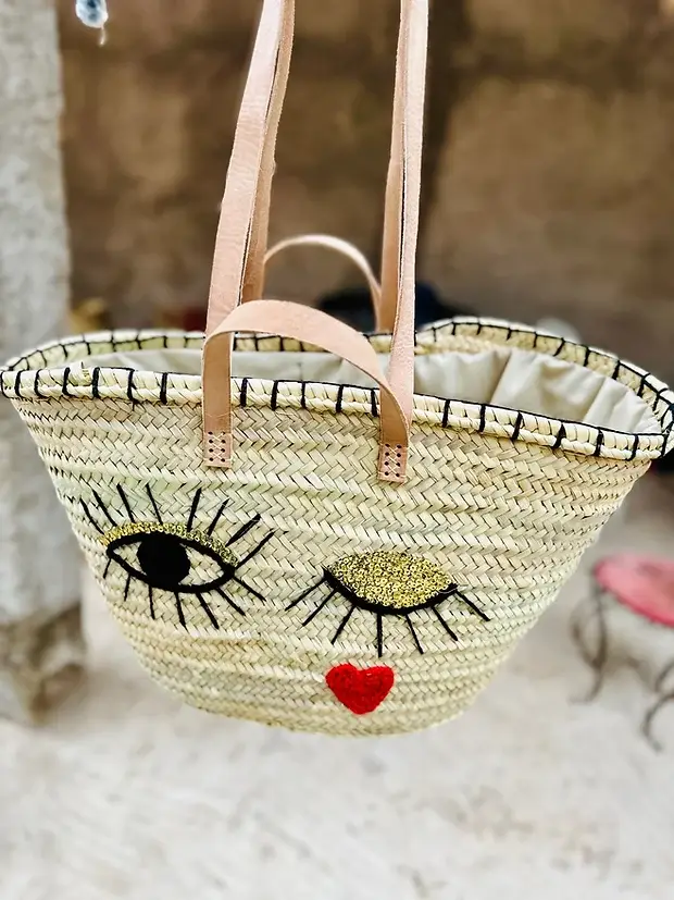 87112093e0ea2a1807a90b231cbbfbd894ef7b1629e732504b357dffe69891f0-1.webp Wink Basket – Handwoven Palm Fiber Tote with Wool & Sequin Embroidery