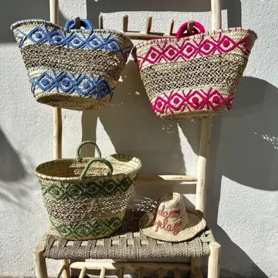 871daffe9a40157a55532ba7994d19860346841267d4fd6f7f98a430d840be2a-1.webp Embroidered Palm Fiber Basket β Handwoven Moroccan Tote with Wool Embroidery