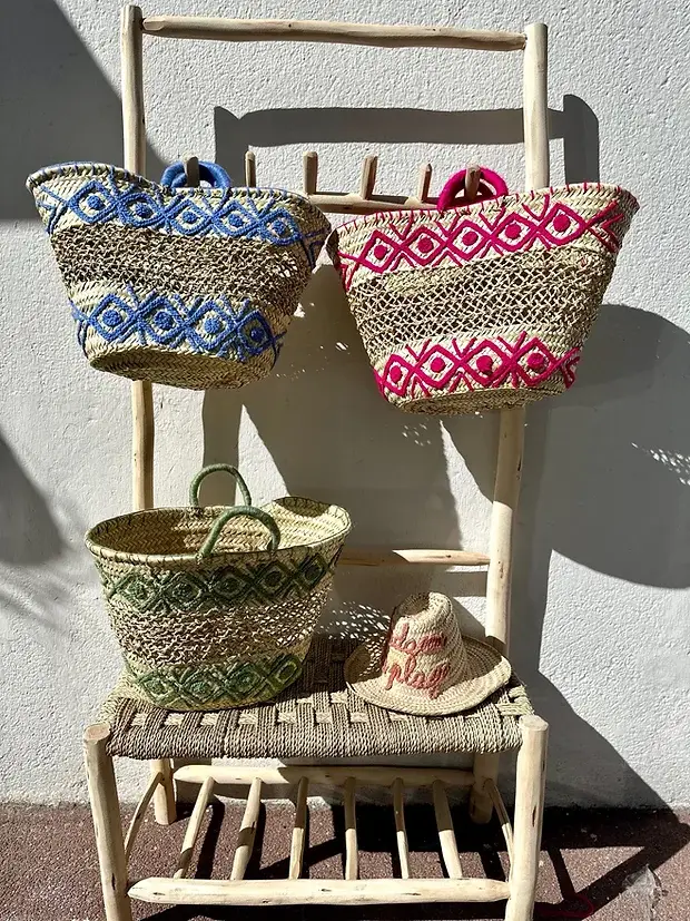 871daffe9a40157a55532ba7994d19860346841267d4fd6f7f98a430d840be2a-1.webp Embroidered Palm Fiber Basket β Handwoven Moroccan Tote with Wool Embroidery