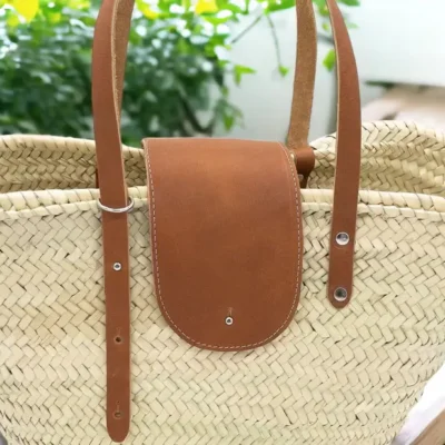 91a3af81357dc57e807aa5df5e476b1dcf879967ef531707e1b4e5e6ab15d58e-1.webp French Straw Tote Bag – Handwoven Palm Leaf Basket with Tan Brown Leather Handles