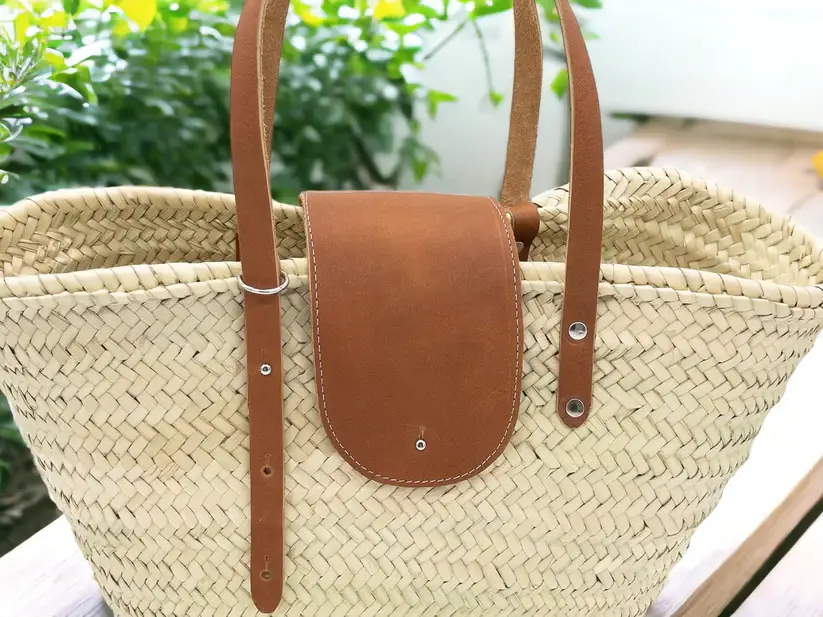 91a3af81357dc57e807aa5df5e476b1dcf879967ef531707e1b4e5e6ab15d58e-1.webp French Straw Tote Bag – Handwoven Palm Leaf Basket with Tan Brown Leather Handles