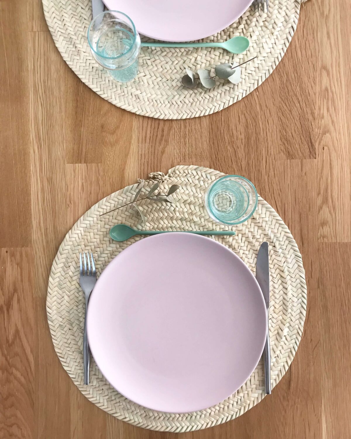 Round wicker placemat
