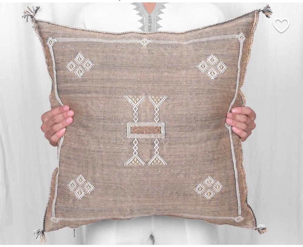 WhatsApp-Image-2021-04-08-at-16.24.06-5-1000x818-1.jpeg Handwoven Moroccan Cactus Silk Pillow Cover – Artisan Cushion in Multiple Colors (50×50 cm / 60×40 cm)