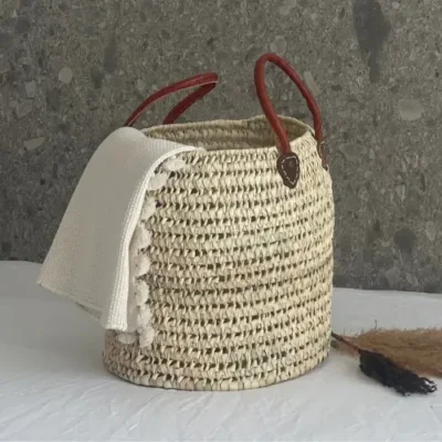 a90a8422eaf401593b4e542014f10a161330749edf61c162160d4165e4ad620b-1.webp Handwoven Bucket Basket – Palm Leaf & Leather Storage Solution