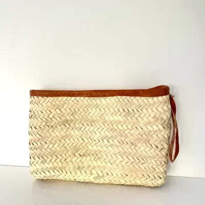b199d643869acedcd970a0b8ba93c19cc774c31eb571824ddd4e5947e486a9b1-1.webp Handwoven Doum Palm & Leather Clutch β 28Γ20 cm | Moroccan Artisan Pouch