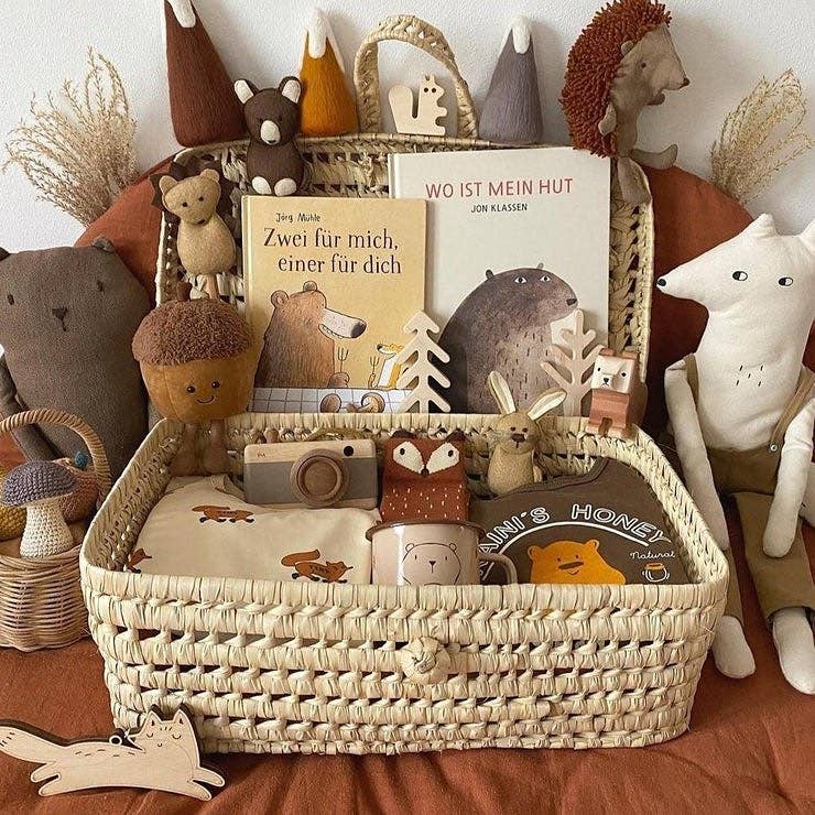 b64b736df1bd7eb1385e293268612f8ce166dfed73ce48f2cf346d1cc6fdc9a4-1.jpeg Handwoven Palm Leaf Suitcase | Moroccan Eco-Friendly Storage